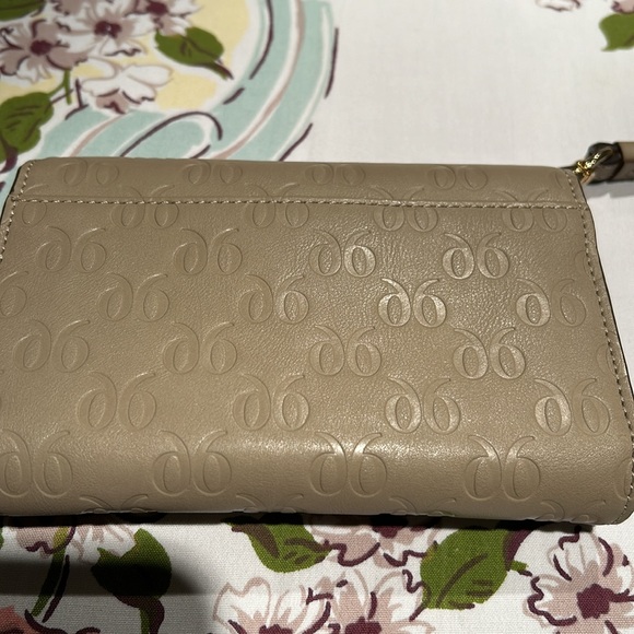 Nine West wristlet. Tan no stains. Holds cards outside pocket Smoke free home - Picture 4 of 7